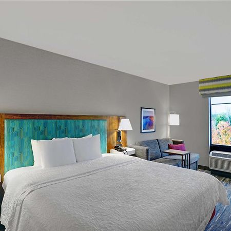 Hampton Inn Utica Bagian luar foto