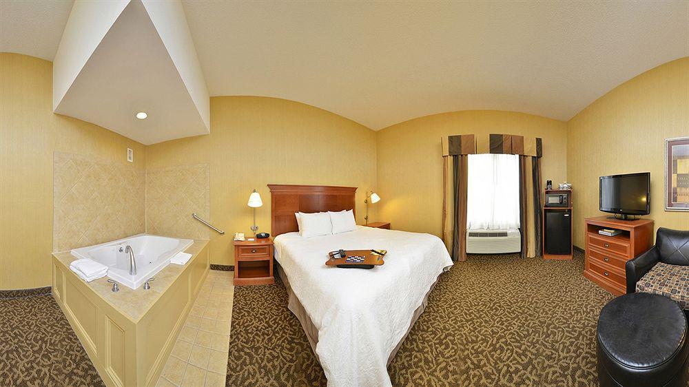 Hampton Inn Utica Bagian luar foto