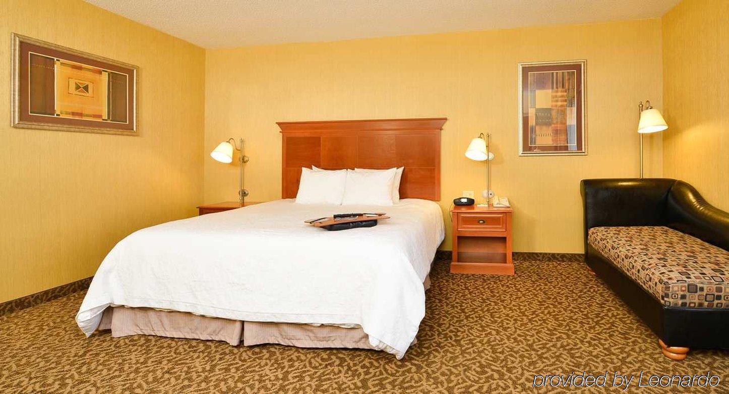 Hampton Inn Utica Bagian luar foto