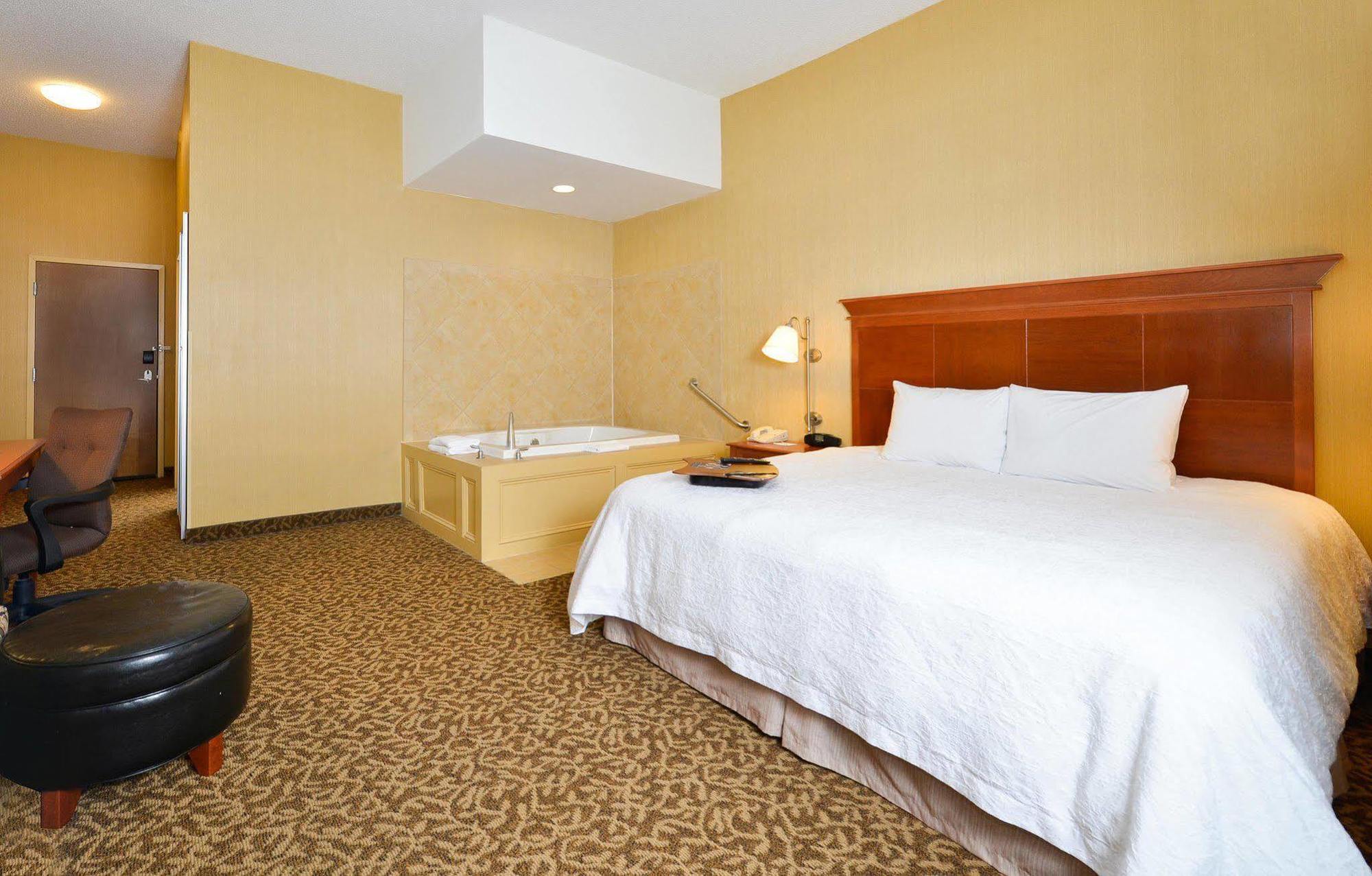 Hampton Inn Utica Bagian luar foto