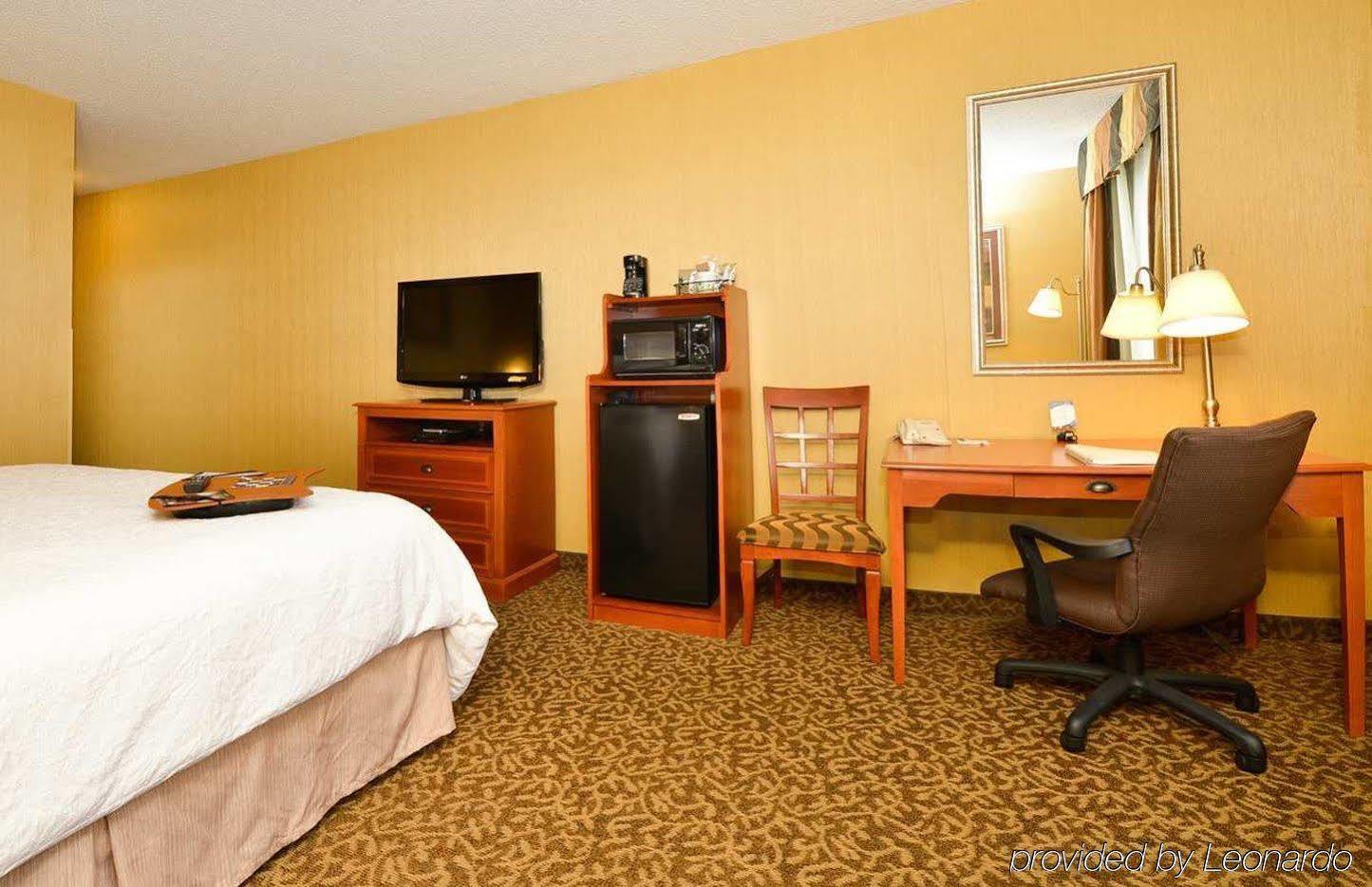 Hampton Inn Utica Bagian luar foto