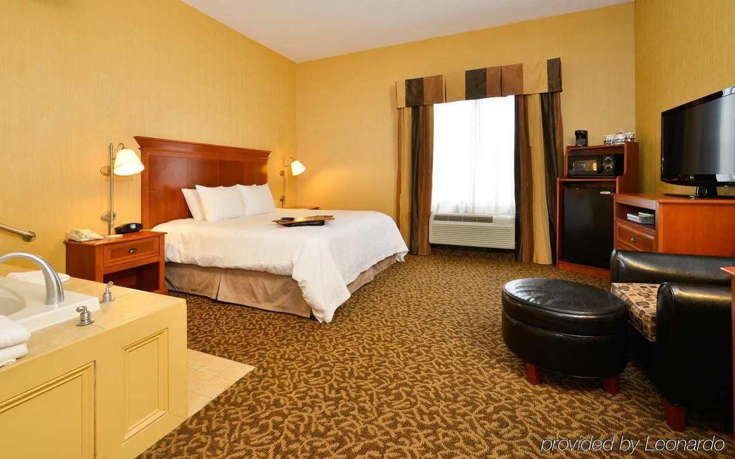 Hampton Inn Utica Bagian luar foto